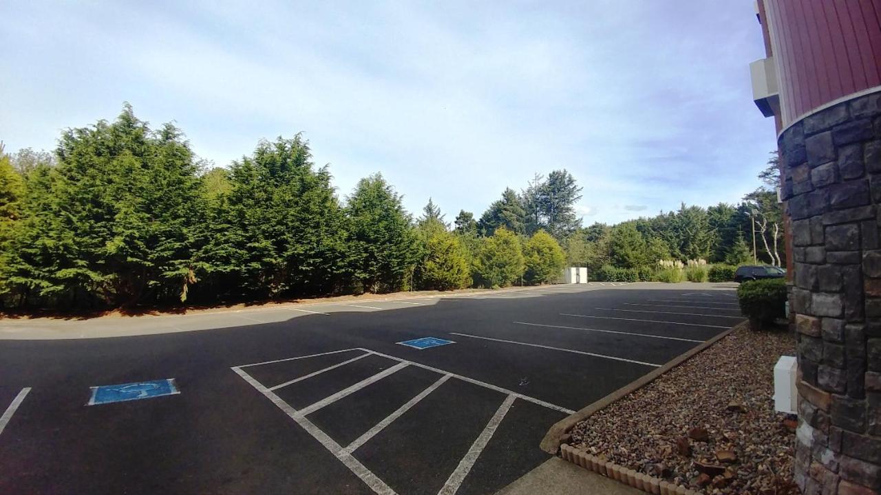 Palace Inn & Suites Lincoln City Exteriör bild