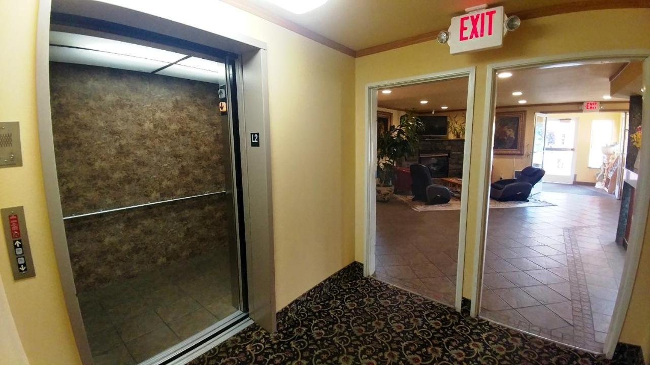 Palace Inn & Suites Lincoln City Exteriör bild