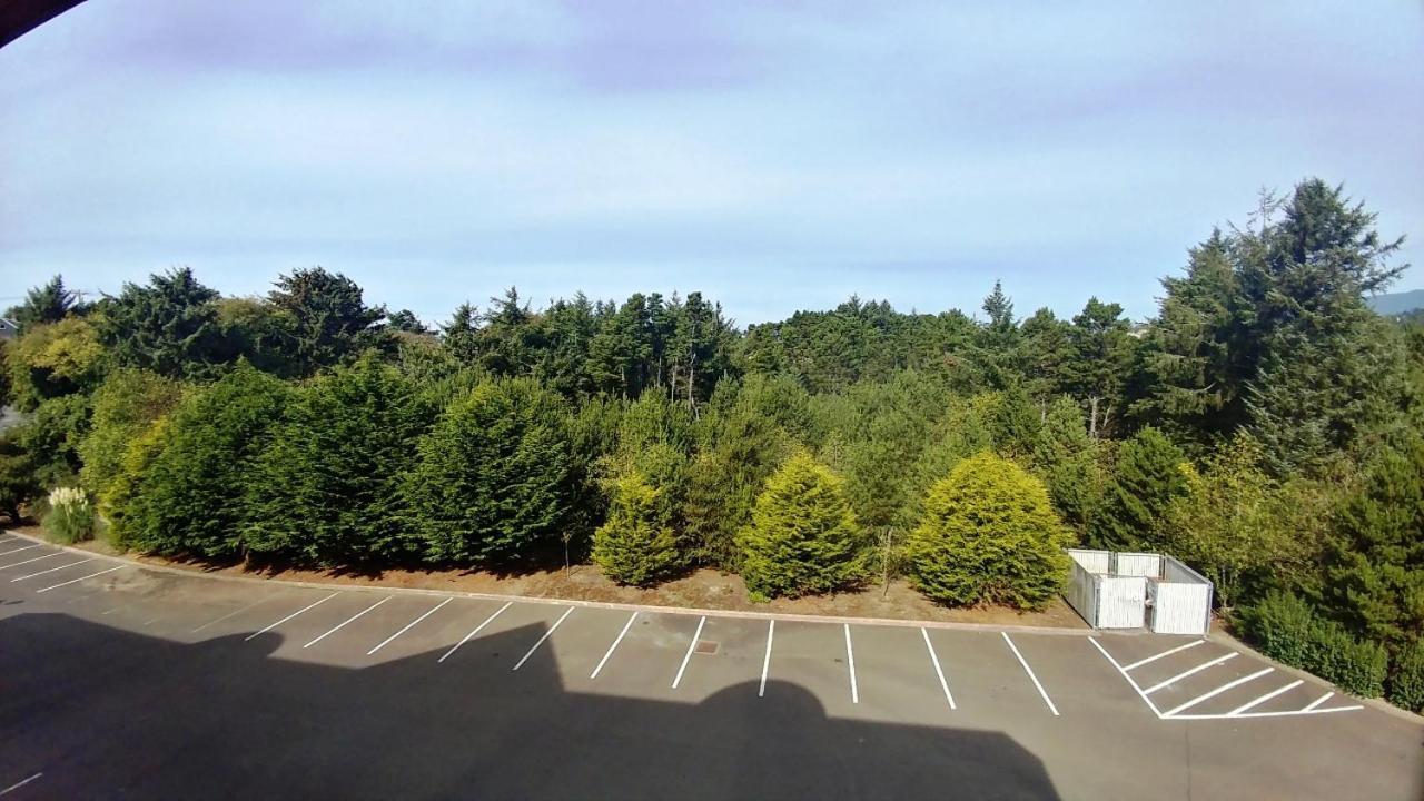 Palace Inn & Suites Lincoln City Exteriör bild